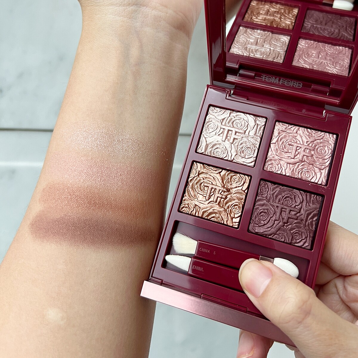 Tom Ford裸慾玫瑰限定版高級訂製四格眼盤#01 Rose Exposed手部試色。