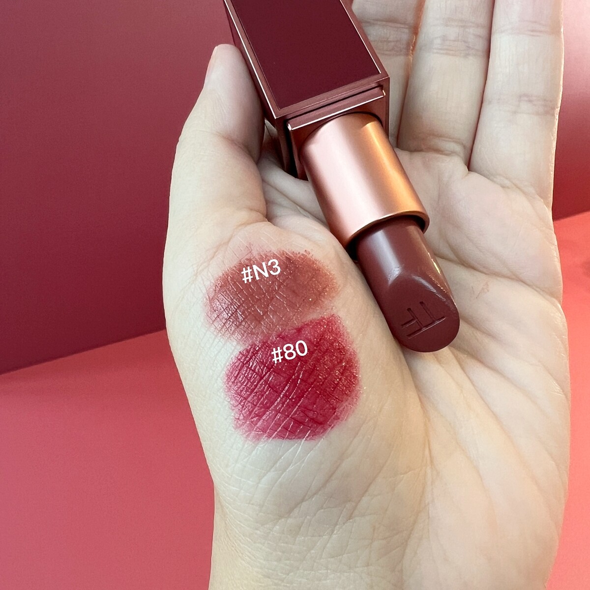 Tom Ford裸慾玫瑰限定版限定版設計師唇膏#N3、#80手部試色。