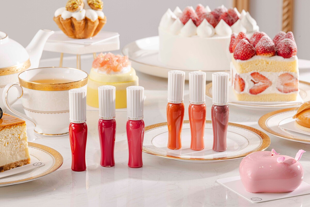 Paul & Joe 2025春妝推出全新的巴黎時尚水光嫩唇露系列。