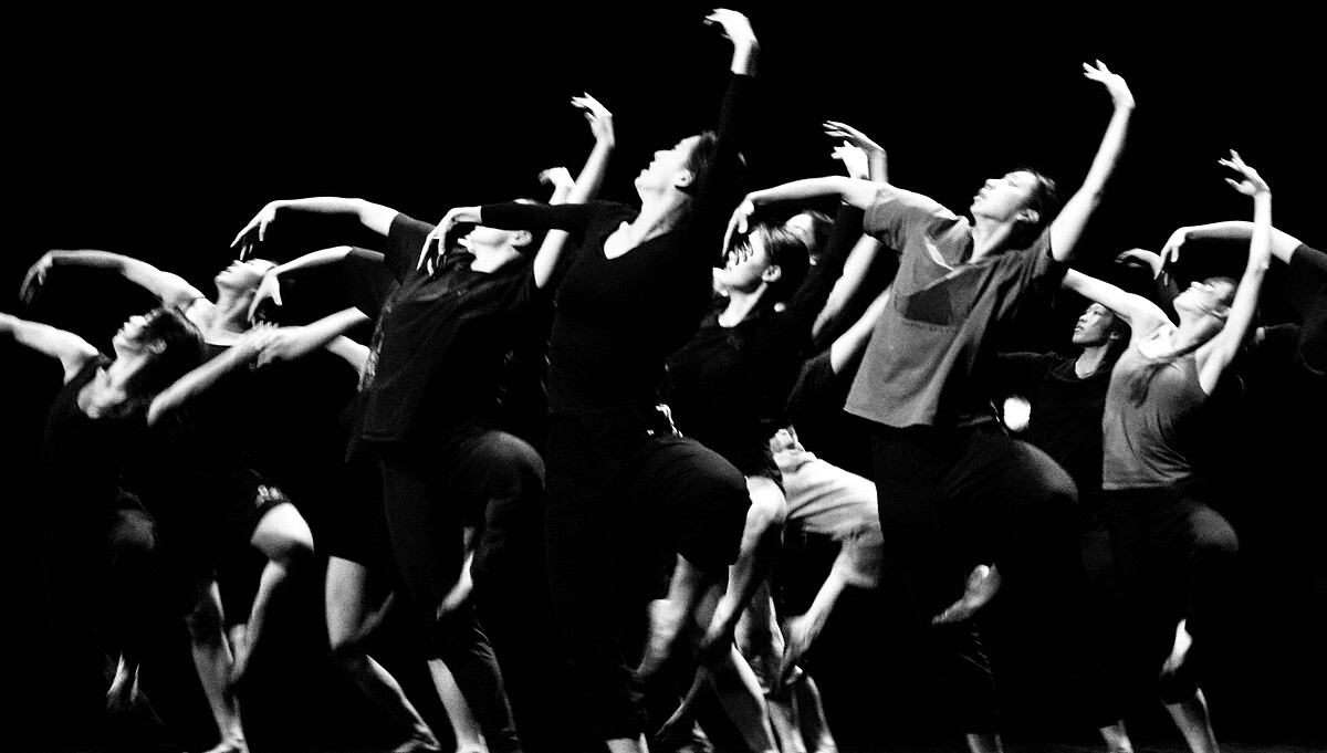 碧娜．鮑許《春之祭》劇場排練照由國立臺北藝術大學舞蹈學院提供（黎宇文攝影）。