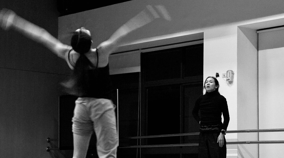 余采芩（右）擔任藝術總監，指導學生排練碧娜．鮑許版本《春之祭》。國立臺北藝術大學舞蹈學院提供（黎宇文攝影）。