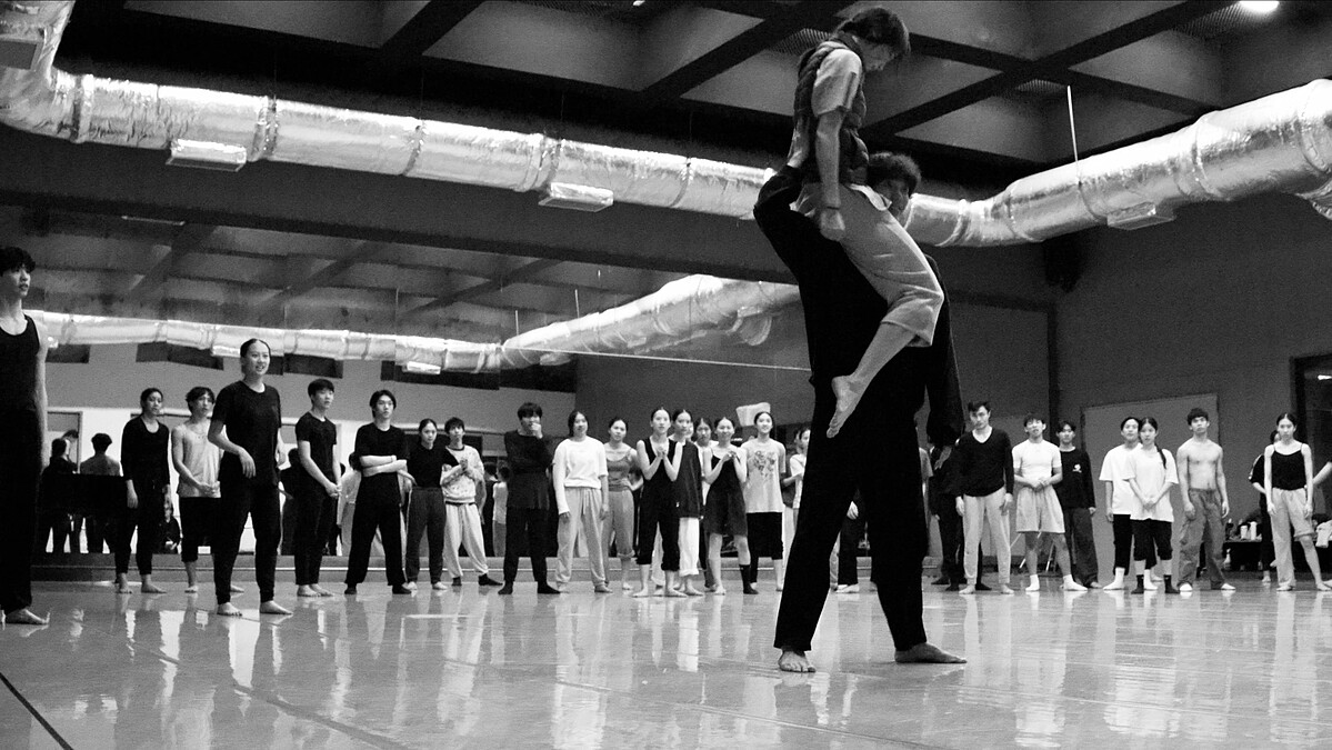 北藝大舞蹈系學生排練《春之祭》，中央演出獻祭的紅衣女子。國立臺北藝術大學舞蹈學院提供（黎宇文攝影）。