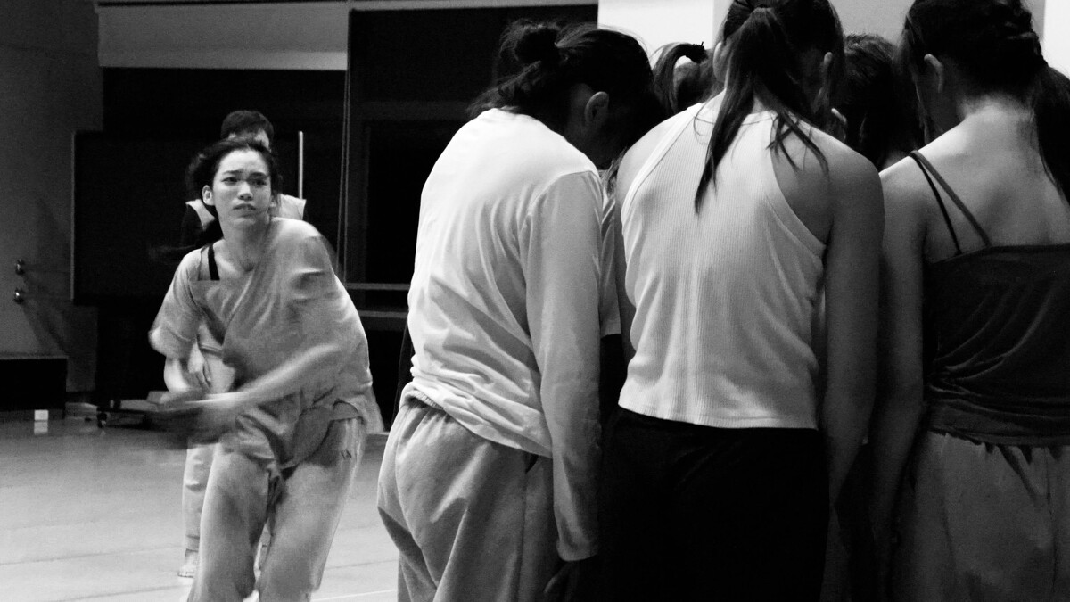 碧娜．鮑許《春之祭》劇場排練照由國立臺北藝術大學舞蹈學院提供（黎宇文攝影）。
