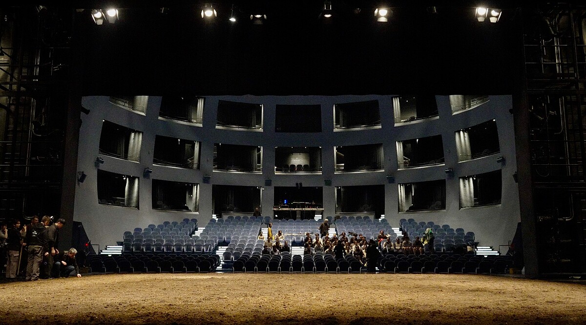 鋪滿土壤的舞台。國立臺北藝術大學舞蹈學院提供（黎宇文攝影）。