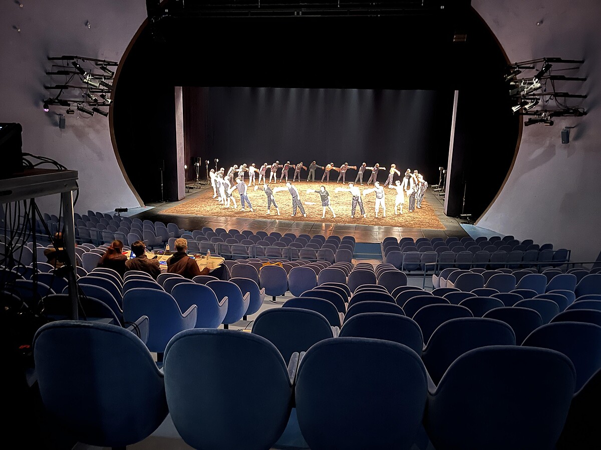 年輕舞者們於臺北表演藝術中心球劇場演出前，排練《春之祭》。國立臺北藝術大學舞蹈學院提供（黎宇文攝影）。