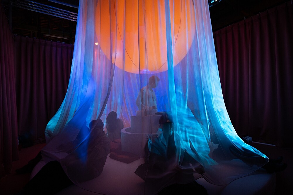 Rofen&rsquo;s珞凡氏與驚喜製造攜手推出的沉浸式體驗《Flow me to the Dawn 旭日光廊》的心跳澡堂。