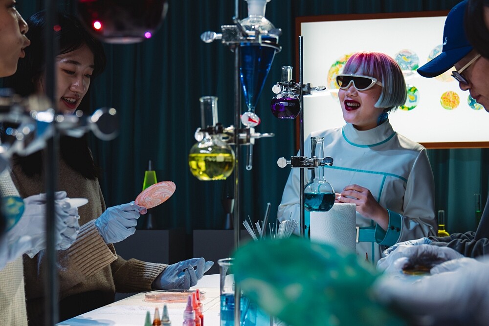 Rofen&rsquo;s珞凡氏與驚喜製造攜手推出的沉浸式體驗《Flow me to the Dawn 旭日光廊》的復活實驗室。