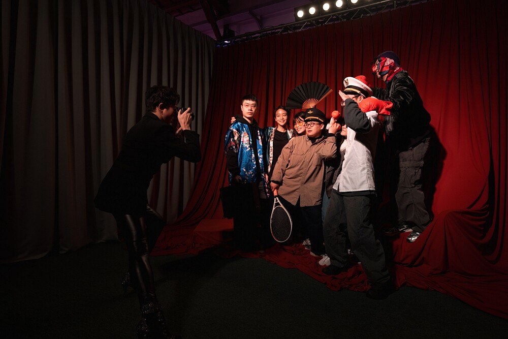 Rofen&rsquo;s珞凡氏與驚喜製造攜手推出的沉浸式體驗《Flow me to the Dawn 旭日光廊》的Nobody伸展台。