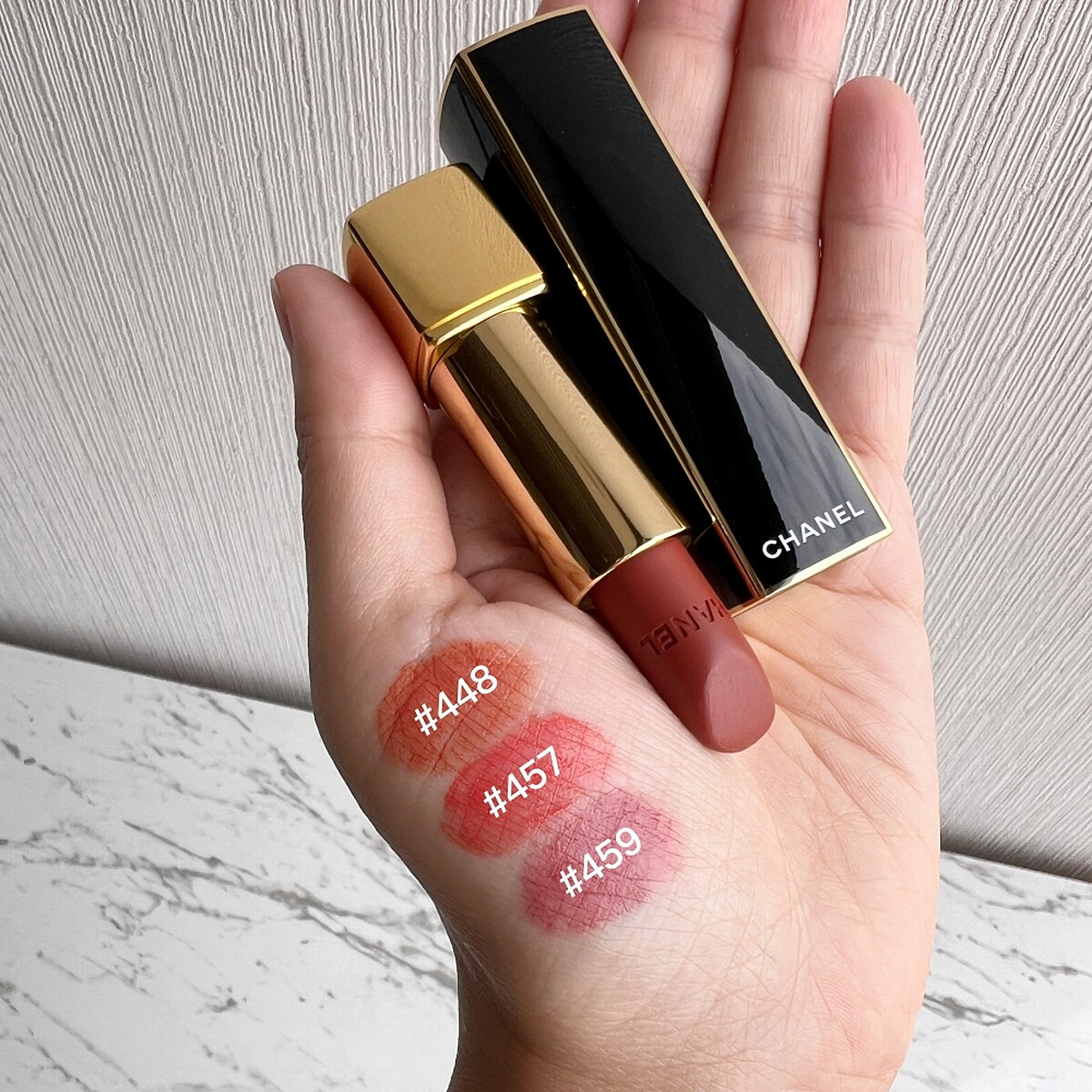 CHANEL香奈兒超炫耀的絲絨唇膏珍珠限定版主打色#448精緻、#457燦爛、#459耀眼手部試色。