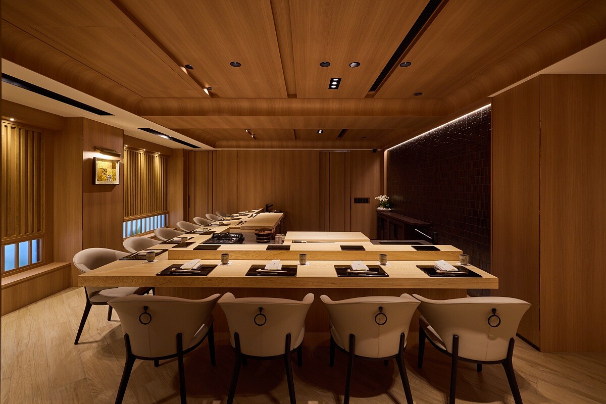 12席板前座位為視覺重心。