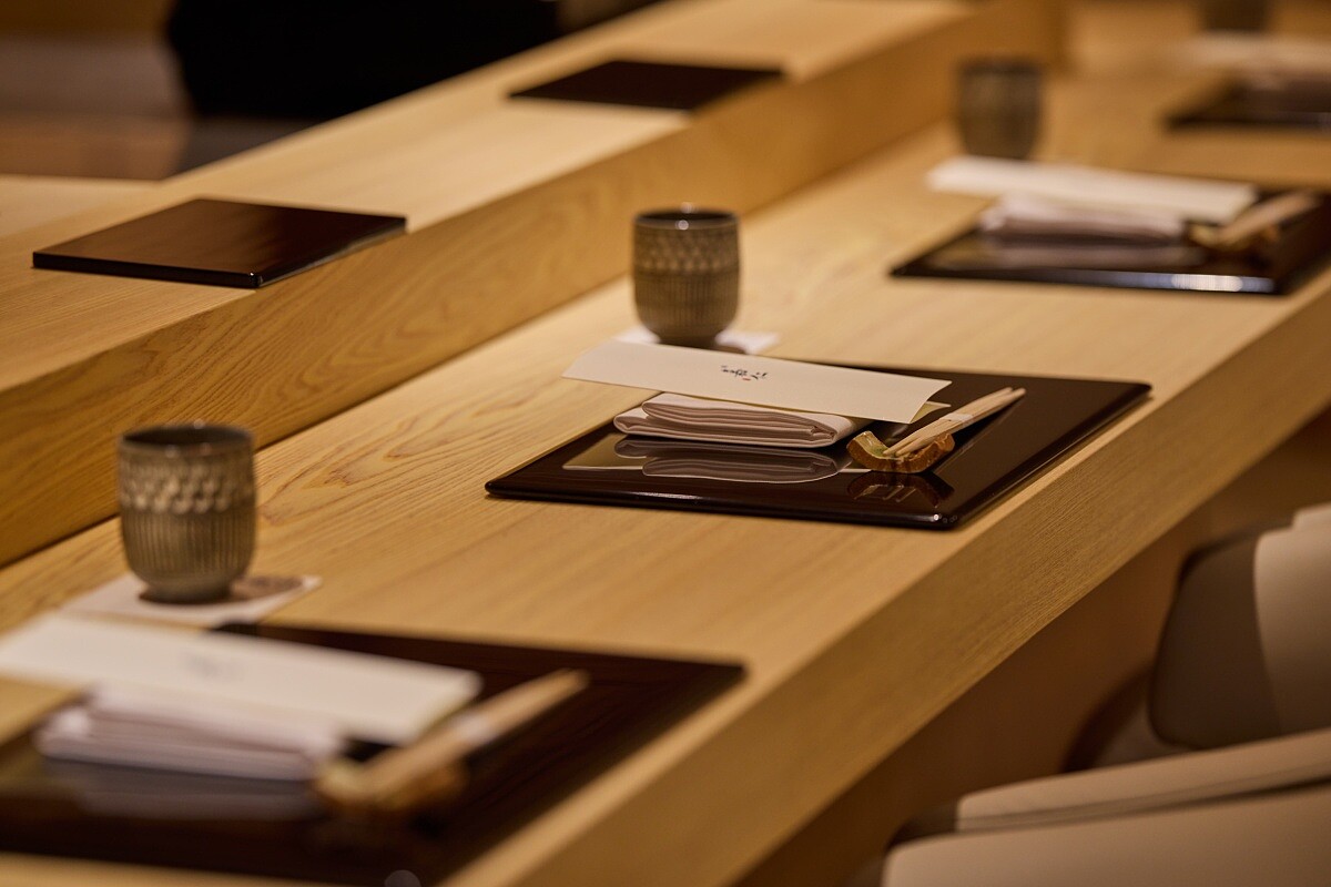 「鮨嘉仁」對品質的極致追求不僅展現在料理上，也貫穿在所有的用餐細節中。