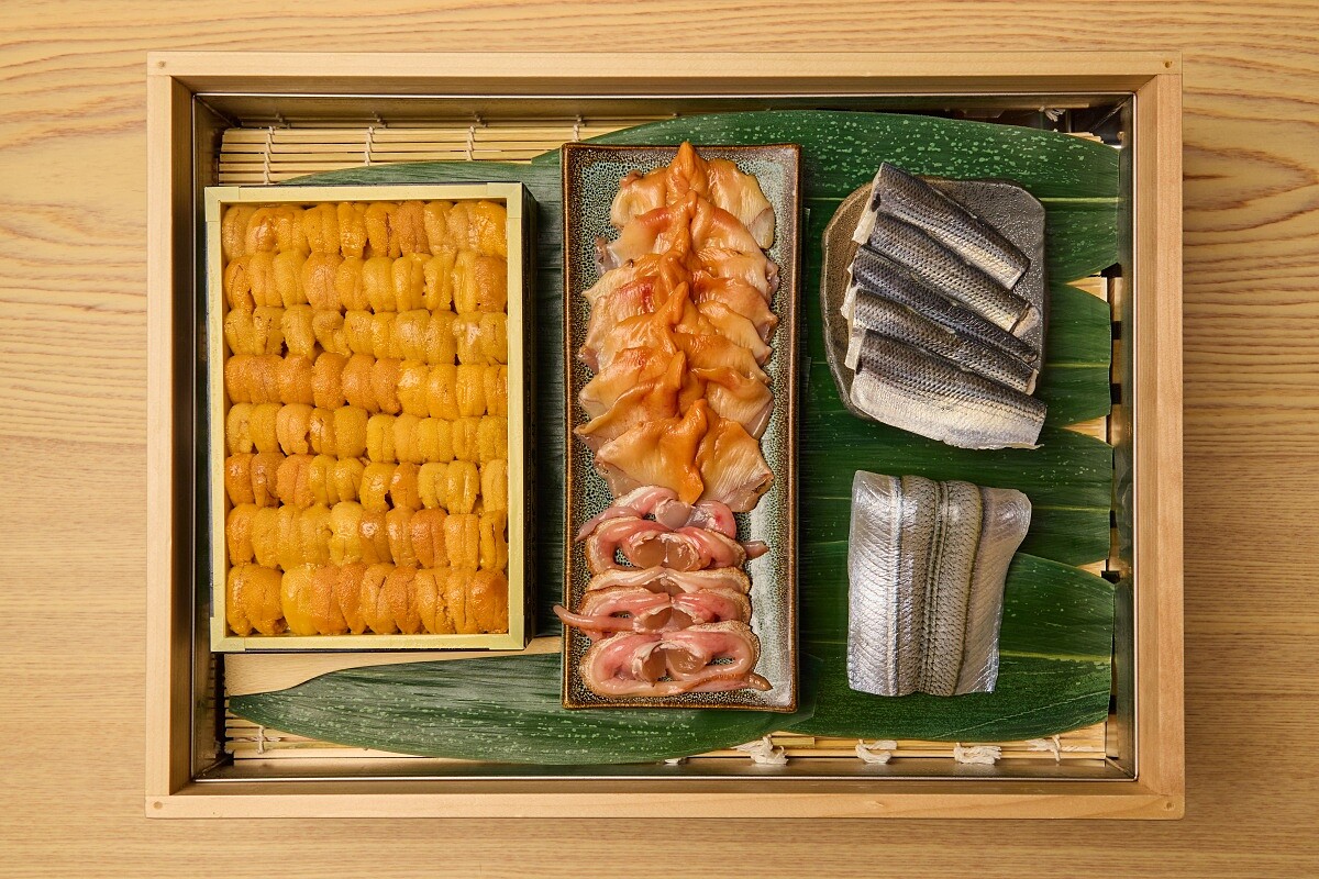 「鮨嘉仁」主打正宗江戶前壽司，以「Omakase」套餐形式供餐，每天都依照當旬最鮮美的魚貨設計菜單。