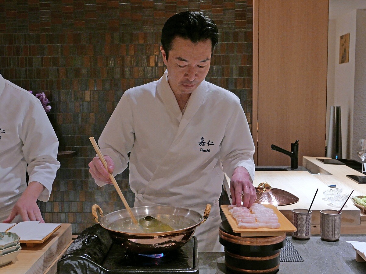料理長將在壽司之間穿插一些轉換味覺的菜式。