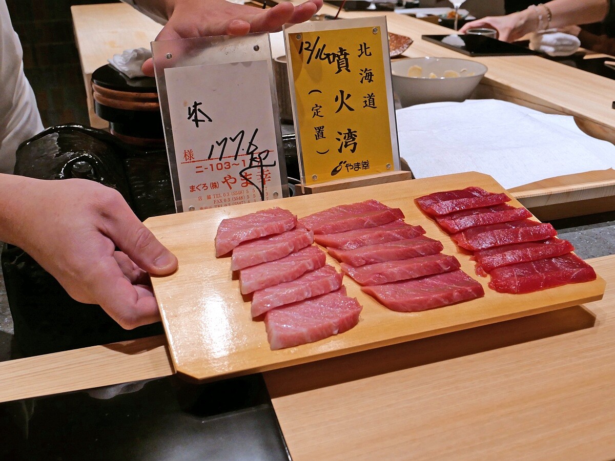 北海道噴火灣定置漁場捕撈約有177公斤重的鮪魚。