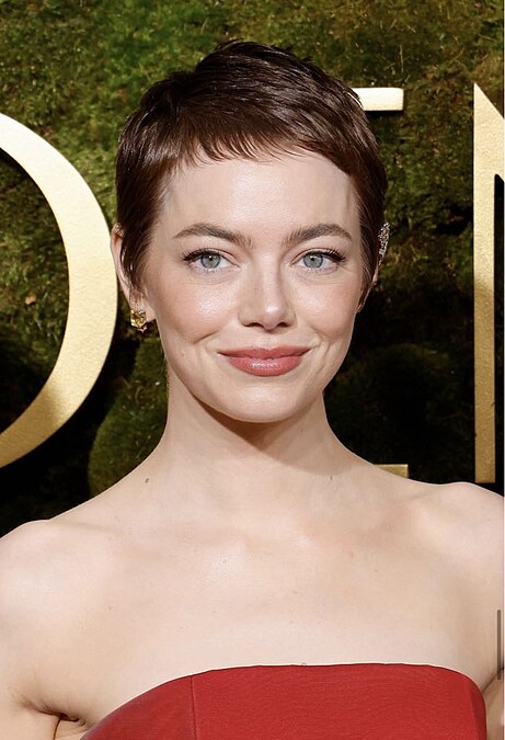 艾瑪史東的精靈短髮+時髦耳飾出席2025金球獎!