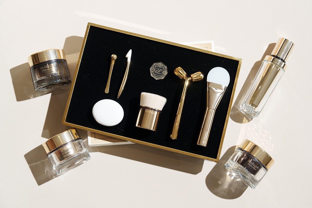 雅詩蘭黛皮拉提斯臉部雕塑護膚，融合專業手法與工藝級工具雕塑肌膚輪廓。