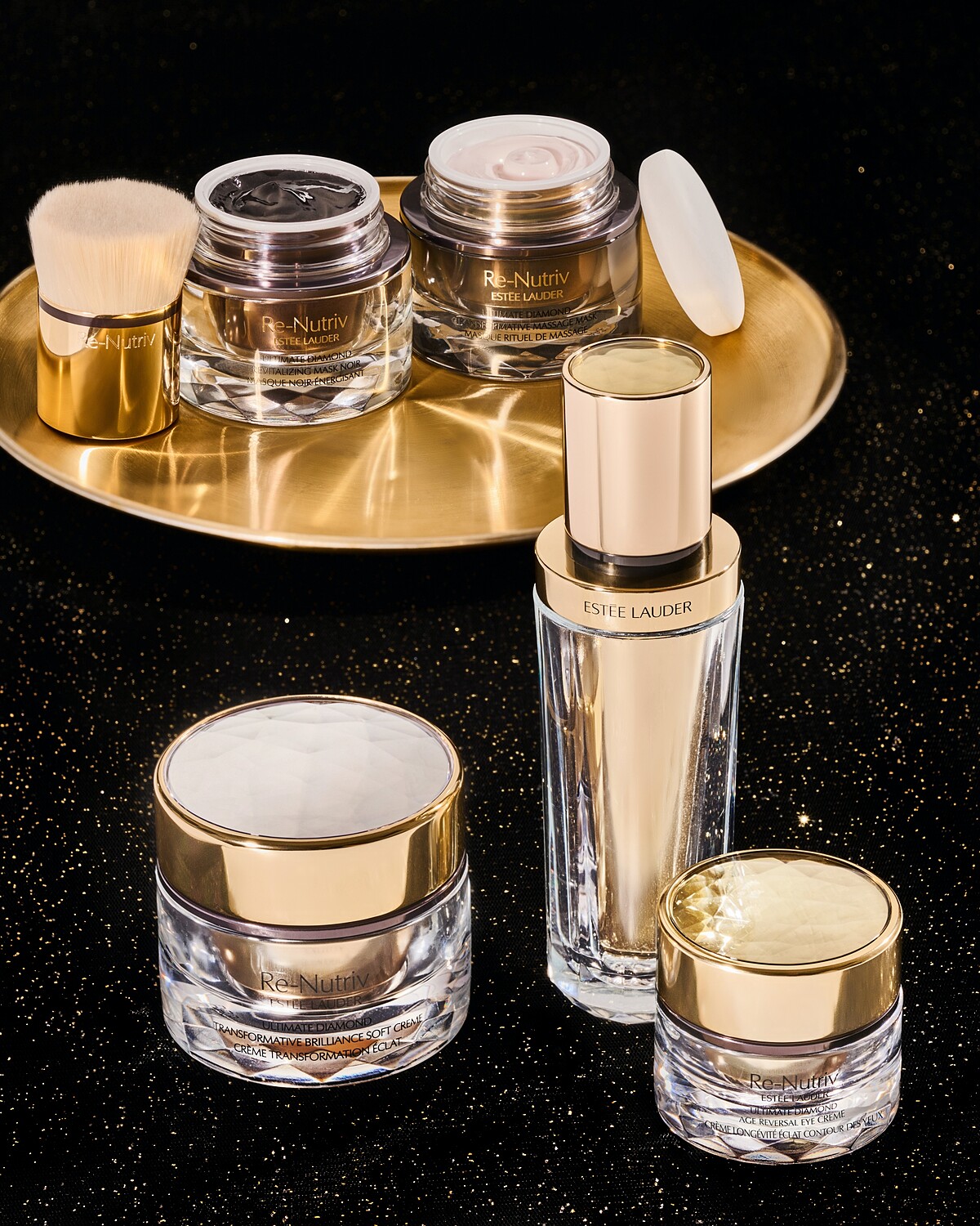 雅詩蘭黛皮拉提斯臉部雕塑護膚使用白金系列，更首次運用黑白雙面膜煥新緊緻肌底核心。