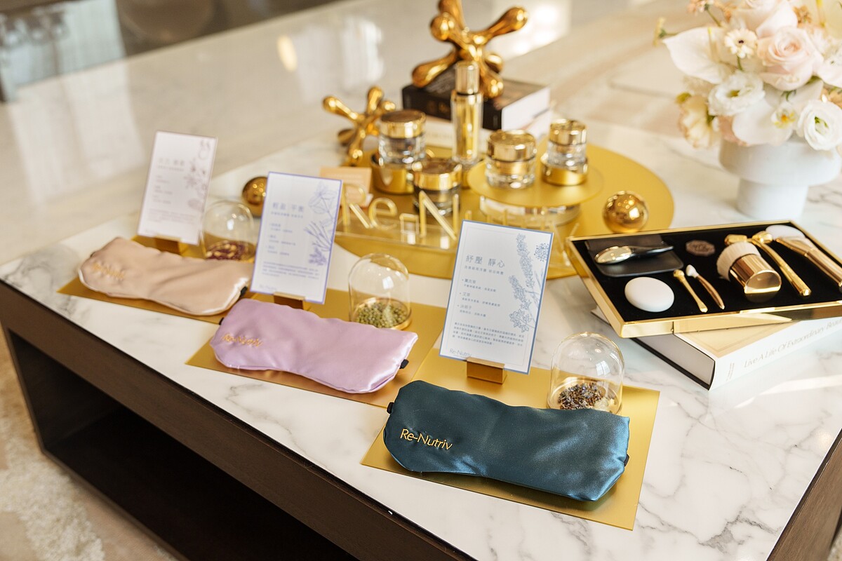 雅詩蘭黛皮拉提斯臉部雕塑護膚中，提供客製化絲緞眼枕。