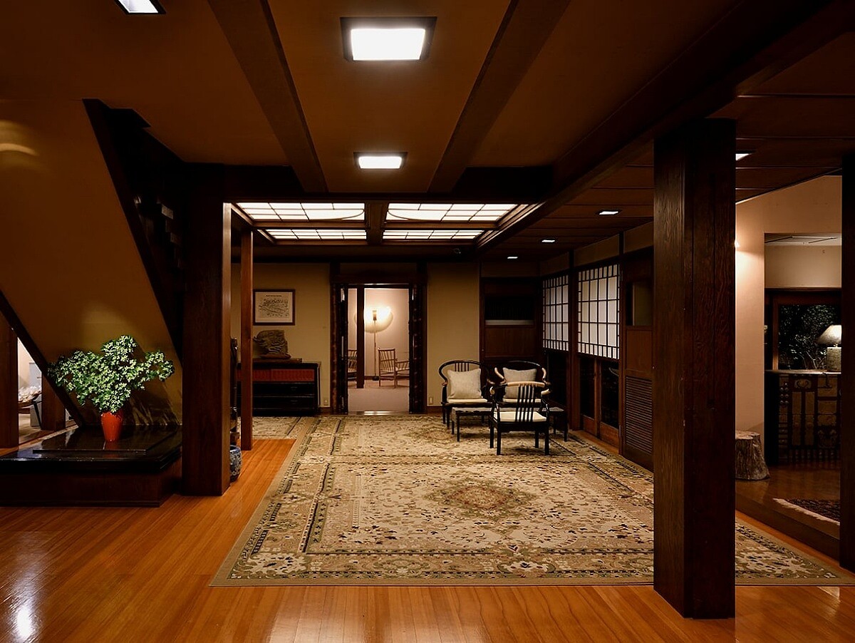 寬敞的廳堂內,黑色柱子訴說著歲月的痕跡。