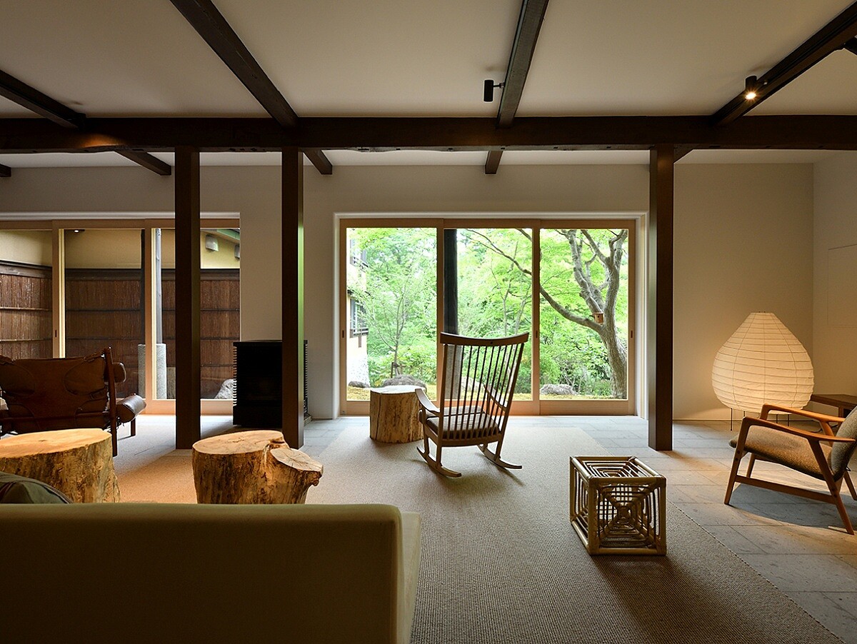 大面開窗搭配座椅，是住客最喜愛的交誼空間。