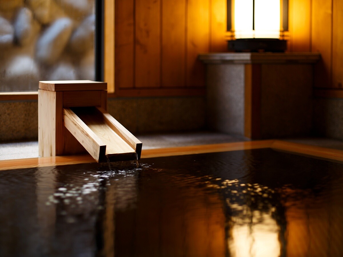 「山水閣」的溫泉來自大丸溫泉,泉質為單純泉(低張性中性高溫泉),泉溫高達60.8度,幾乎無色透明。