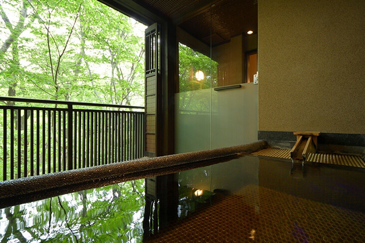 私人溫泉浴池，屬半露天的空間。