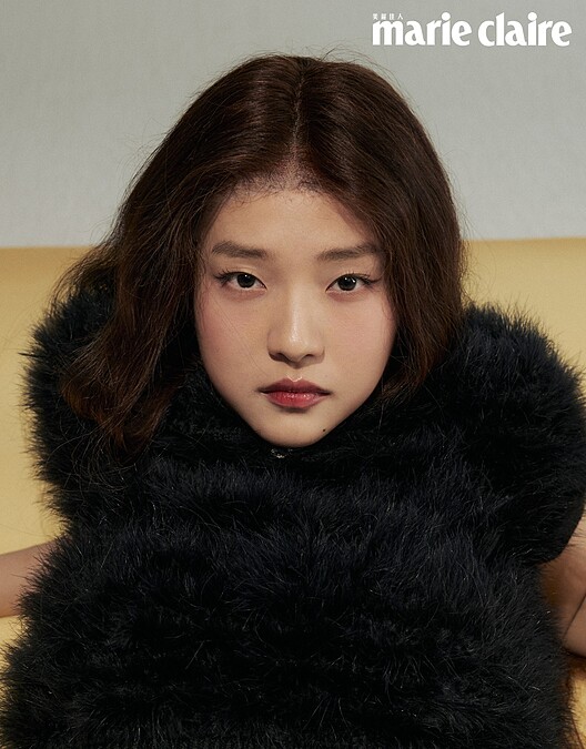 黑色毛絨上衣，Prada；項鍊，Louis Vuitton。