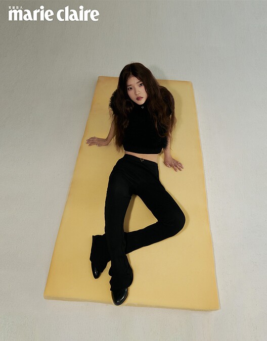 黑色毛絨上衣、黑色長褲，both by Prada；項鍊、黑色短靴，both by Louis Vuitton。