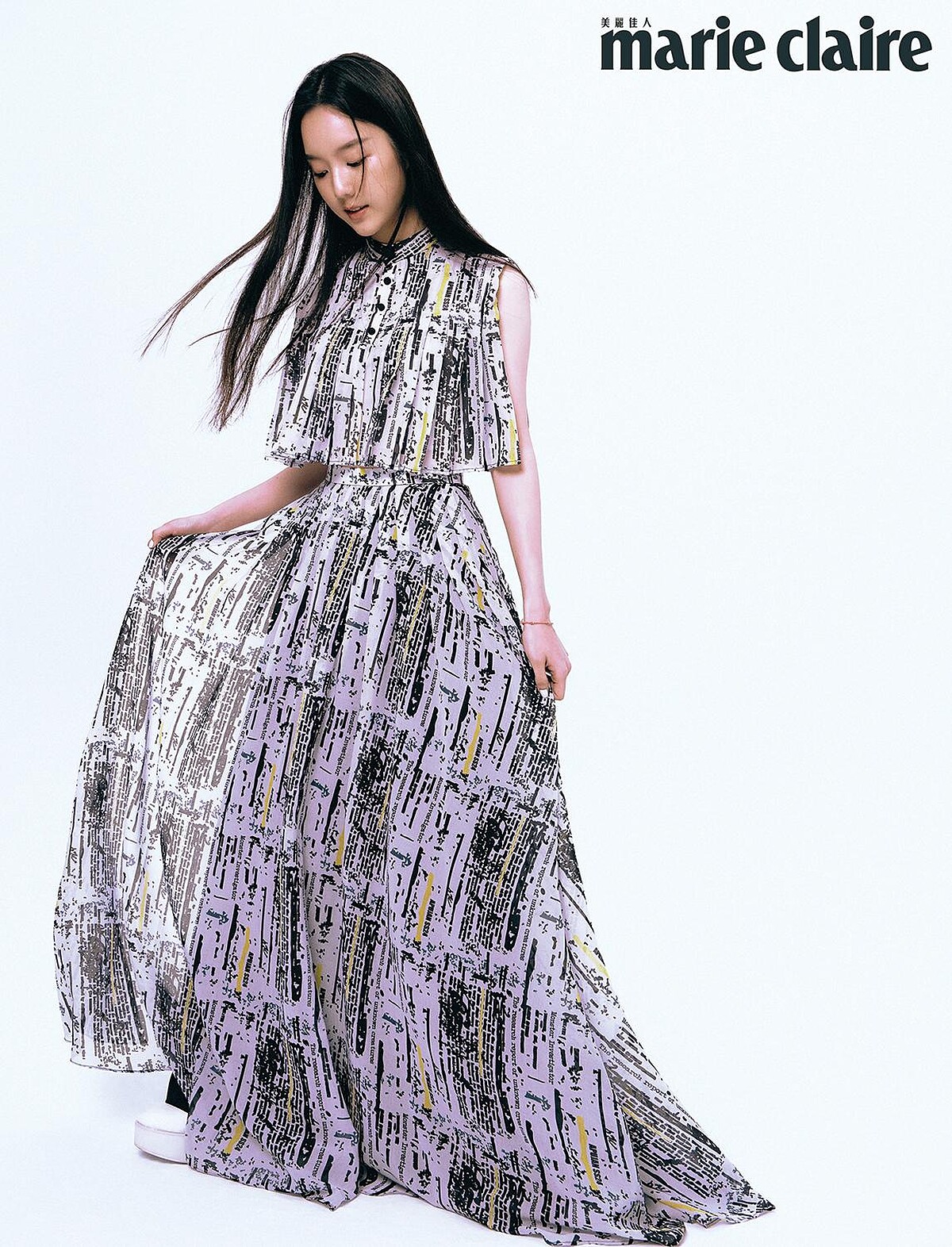 APUJAN／數位印花雪紡洋裝／@apujan ／@APUJAN詹朴 ／#倫敦時裝周 《怪獸調查員The Casebook of Kaiju》主題發想來⾃品牌創意總監詹朴從⼩愛的怪獸題材，本季為倫敦官⽅⽇程走秀項⽬中唯⼀的台灣設計師品牌。運⽤東⽅傳統服飾細節，結合怪獸眼睛、爪⼦、針織尾巴、花藝恐龍頭、⾦屬恐龍頭等不同主題象徵，並以拼圖元素貫穿全系列。