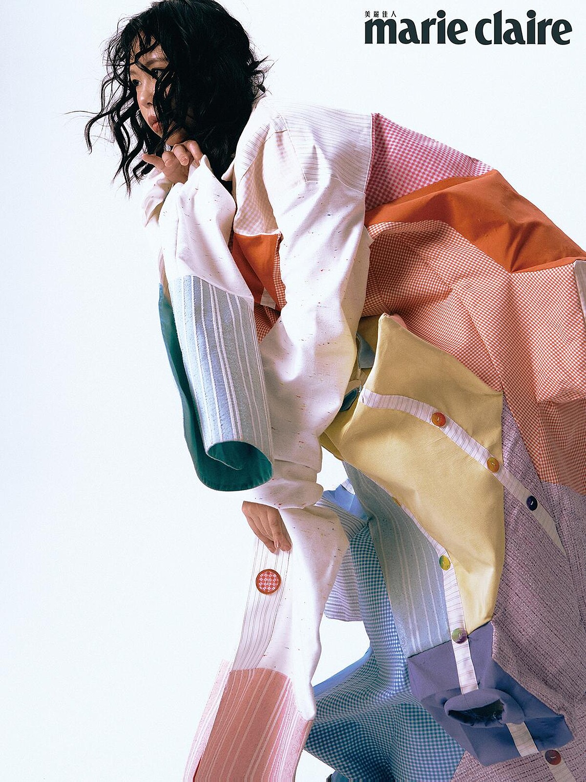 服裝設計師－廖容正@sally930624 &翁宇瑤@yuyao_33／2004年生／實踐服裝設計系在讀： 「《社會化洗衣機》展現童年幻想成為大人，成長後被社會洗去獨特色彩，追求『乾淨』迎合期待，卻失去自我，最終無力掙脫，隨眾人呆滯地晾在同一條線上。」