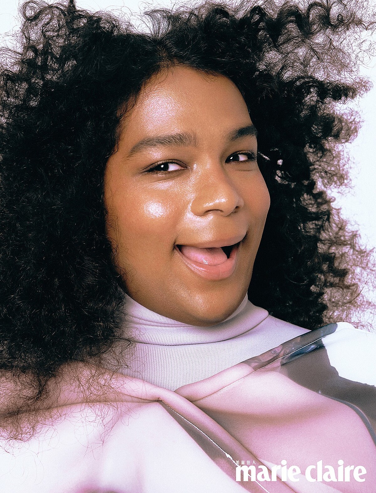 服裝設計師&mdash;葉思妤 @sara_yeh_0913 @studio_yeh ／2001年生／實踐服裝設計系在讀：「 《他的愛人有分離焦慮症》 捕捉日子有感的現象，試圖如實地重述其活著的重量。 作品探討親密的形狀，在個體上想像、思念以及宣示。」