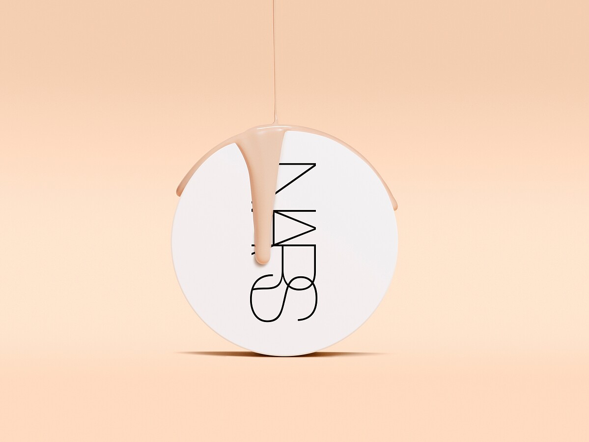 NARS 裸光凝亮水精華氣墊SPF 50+/PA++蕊芯11g，NT1,600。粉盒NT600。