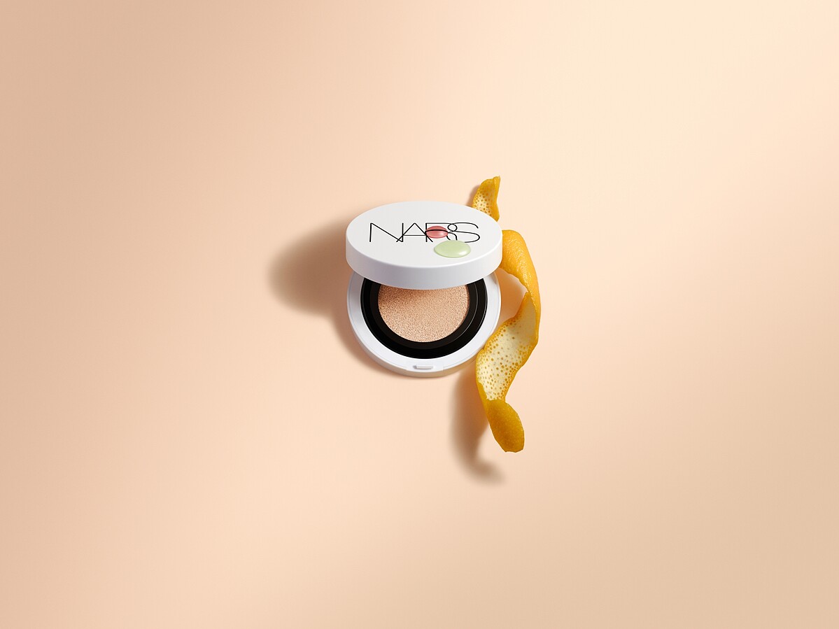 NARS 裸光凝亮水精華氣墊SPF 50+/PA++蕊芯11g，NT1,600。粉盒NT600。