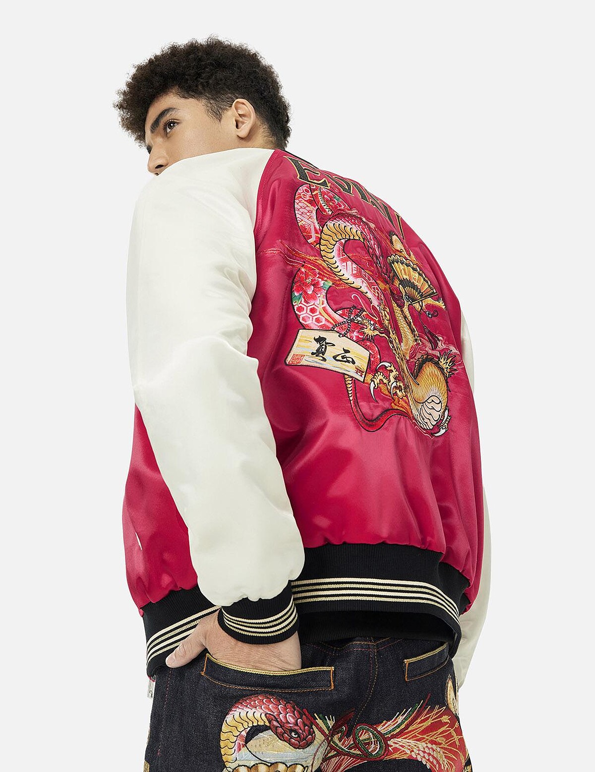 EVISU蛇年刺繡寬版休閒橫須賀雙面外套參考新舊年代的設計語言,兼具藝術性與實用性,價格店洽