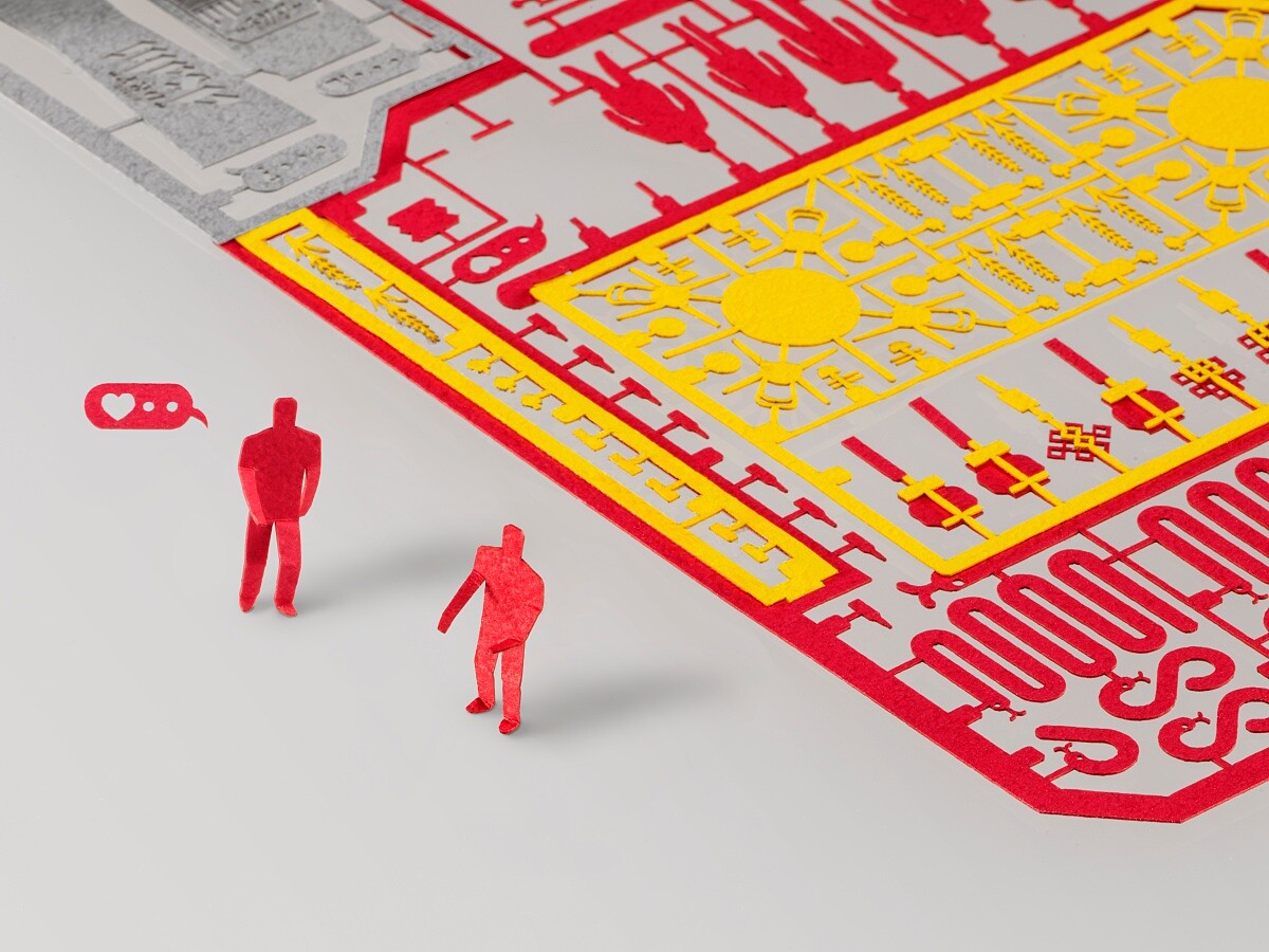 2011年更推出個人品牌「寺田模型（TERADA MOKEI）」，以1/100比例的紙模型設計而聞名。