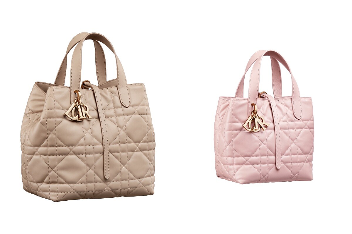 Dior Toujours 米色籐格紋皮革直式中型托特包NT125,000、Dior Toujours 粉色籐格紋皮革直式小型托特包 NT110,000