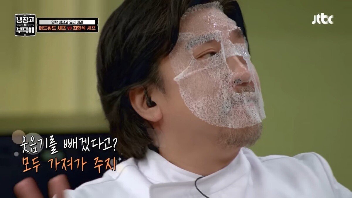 李愛德華竟然還能「邊敷臉邊做菜」。