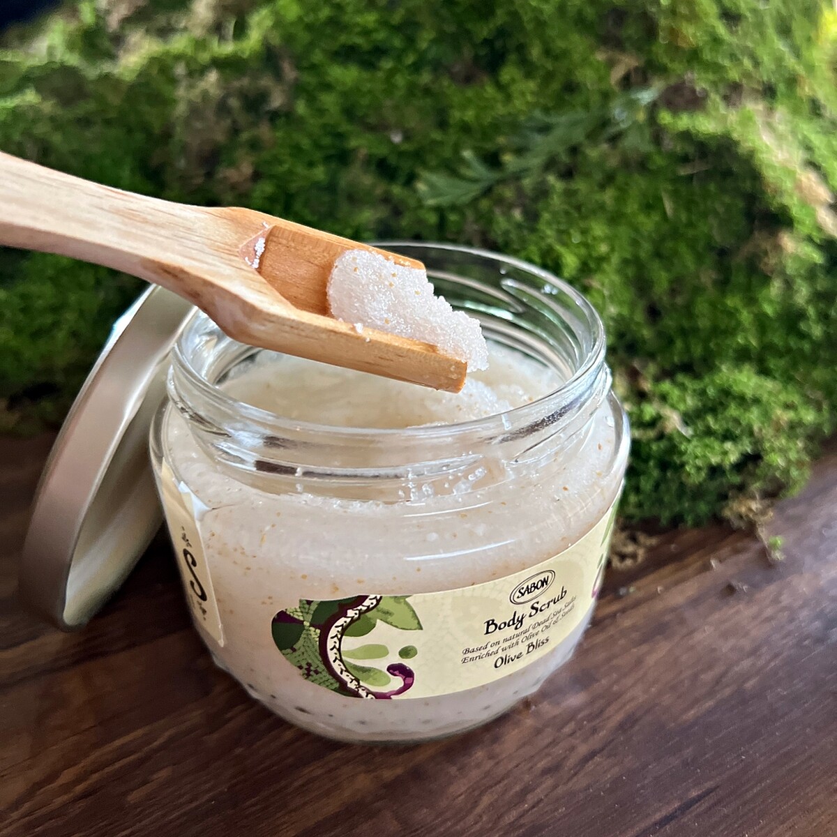 盛宴橄欖身體磨砂膏質地示意。