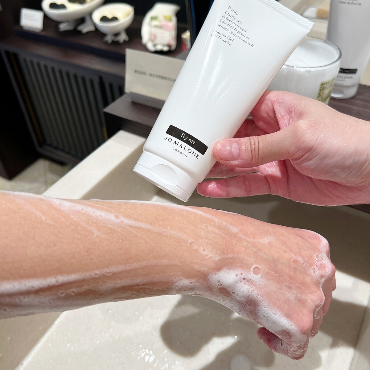 Jo Malone London植癒煥新潔膚露質地示意。