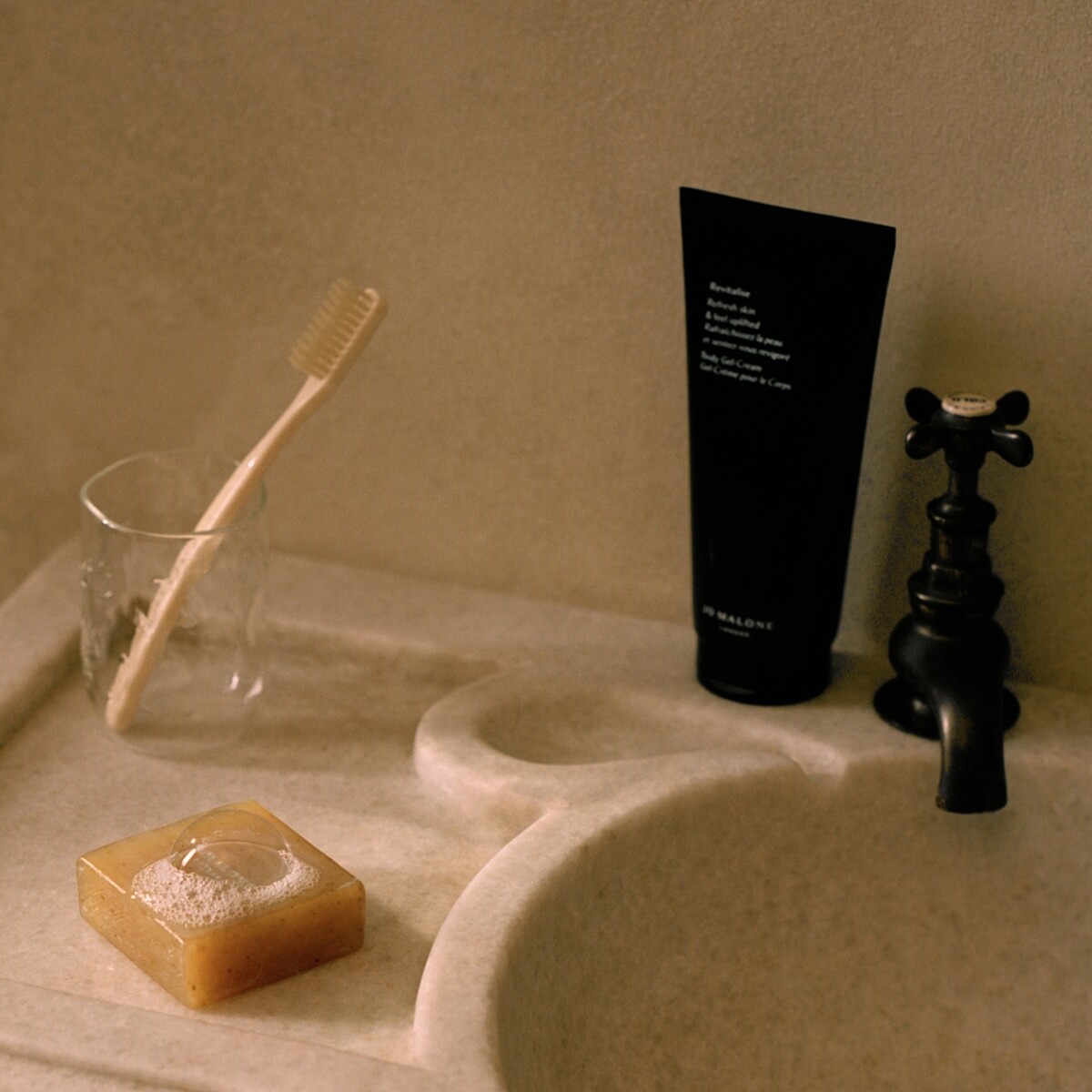 Jo Malone London清新甦活去角質潔膚皂與清新甦活保濕凝霜。