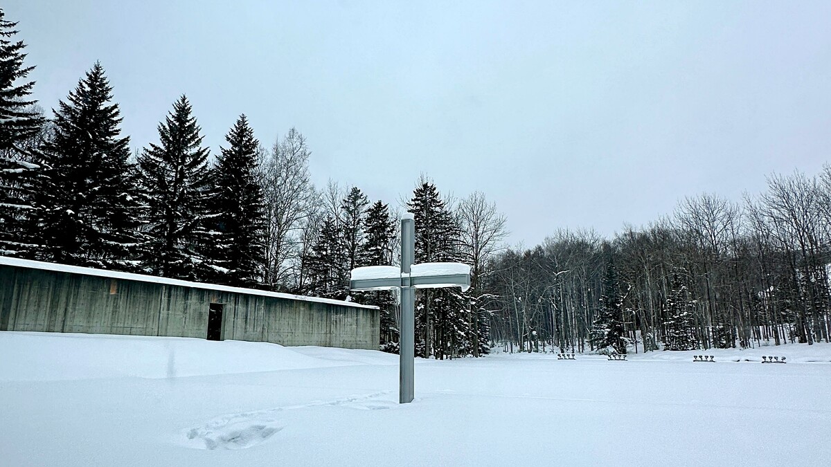 「水之教堂」外的十字架被白雪覆蓋，更顯莊重神聖