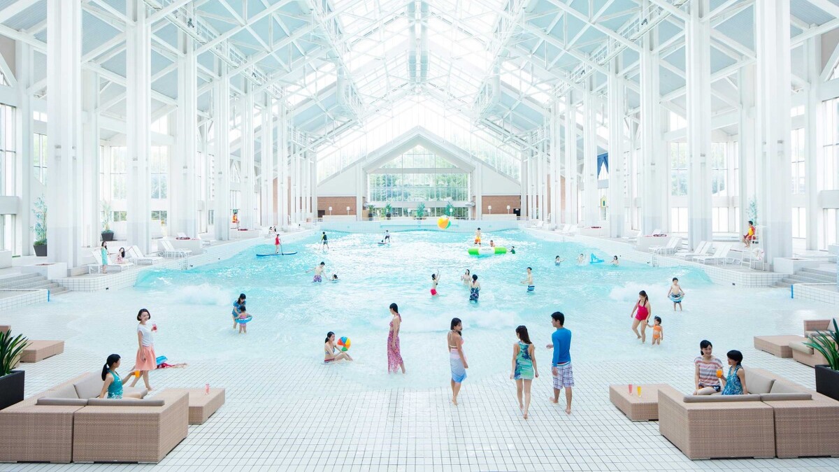 「微笑海灘」是日本最大的人造浪泳池