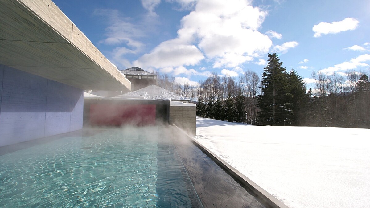 「木林之湯」一邊欣賞及感受白雪飄落時，一邊泡湯舒緩身心