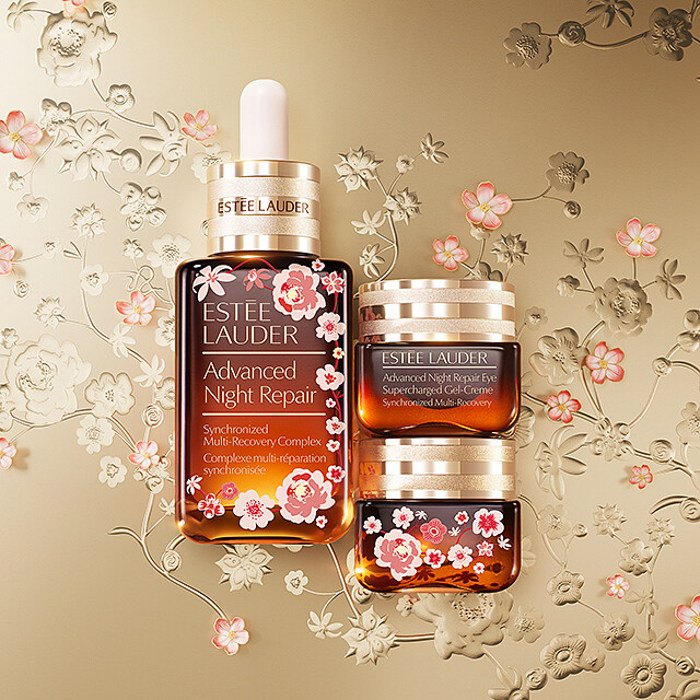 雅詩蘭黛 2025新春限定系列繁花似錦，花開富貴。小棕家族換上優雅粉嫩花朵裝扮，自信綻放豐沛能量。