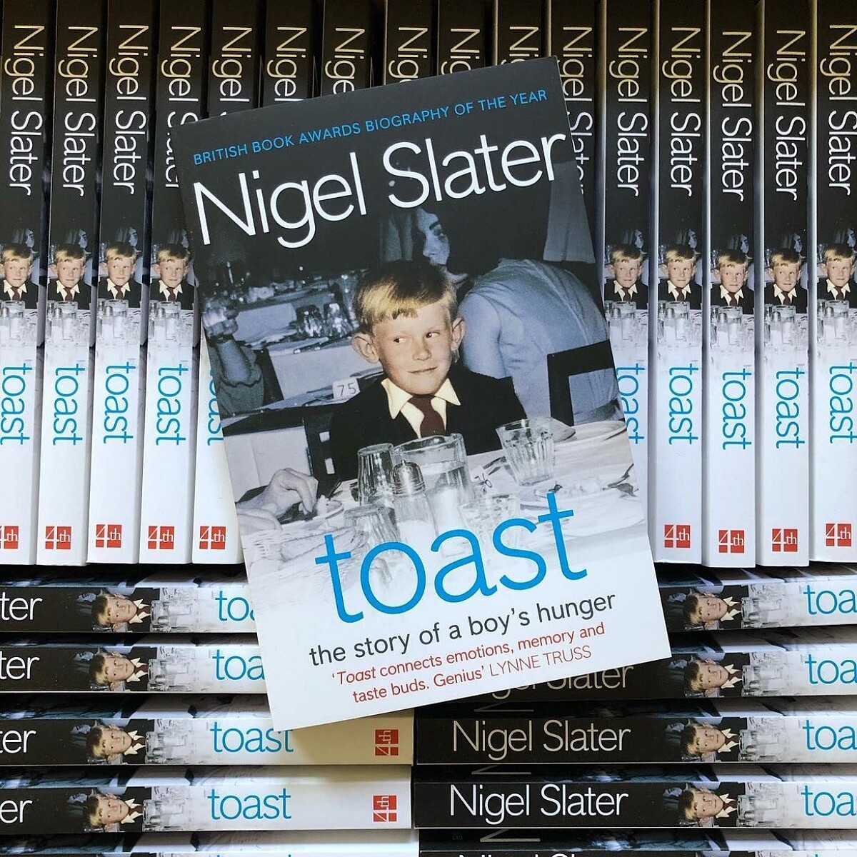 他最為人知的自傳小說《吐司：一個男孩的飢餓故事》。