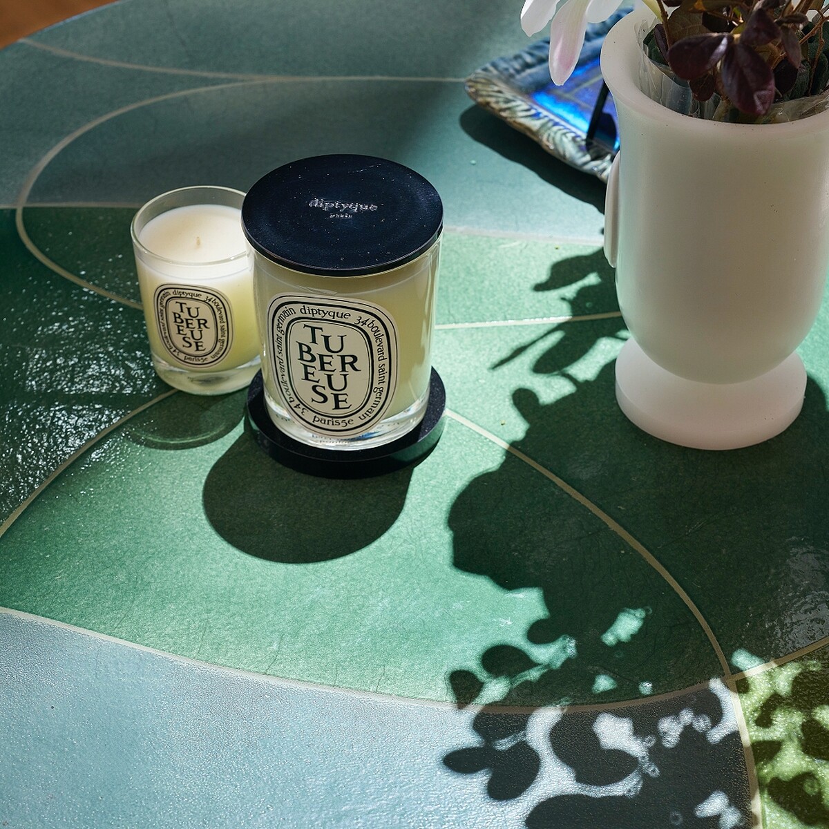 Diptyque 台北101形象旗艦店中，設計師Léa Zeroil與Monde Singulier創作的陶瓷木桌。