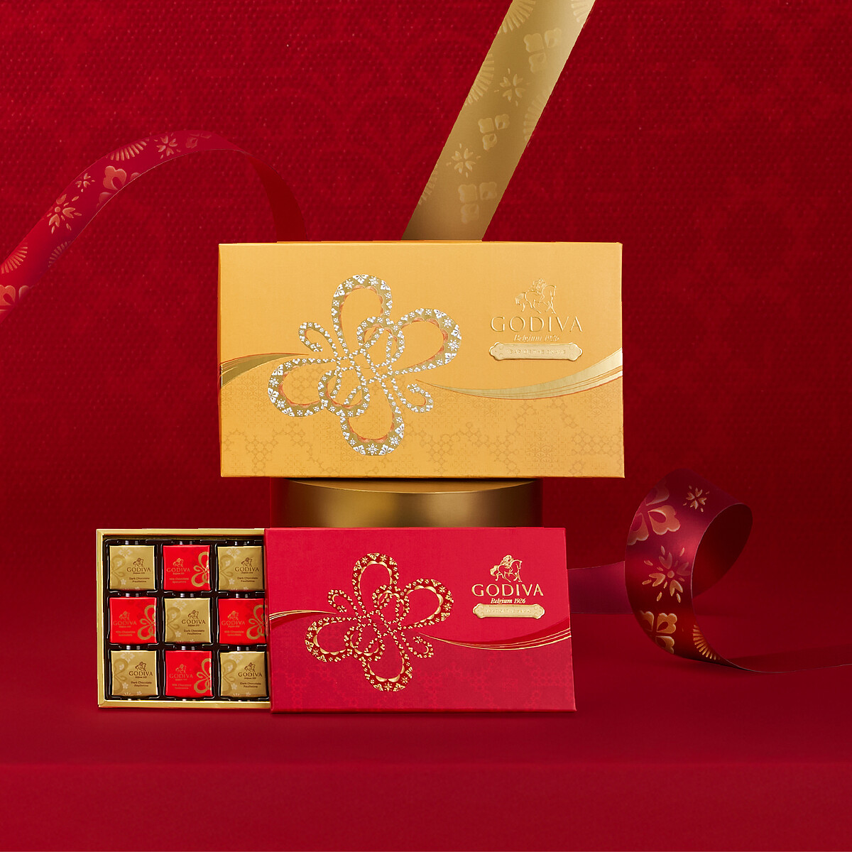 新年片裝 巧克力禮盒，(典雅紅色，15片裝)NT$1,080、新年片裝巧克力禮盒，(金黃奢華，28片裝)NT$1,980。