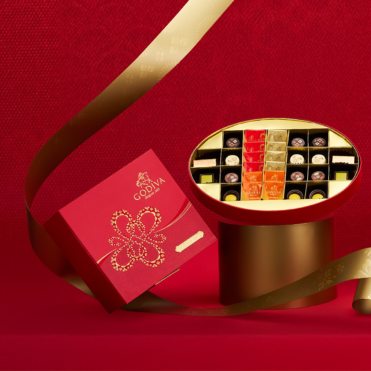 新年綜合巧克力珠寶禮盒(46顆裝)，NT$5,880、新年綜合巧克力鐵盒(28顆裝)，NT$3,380。