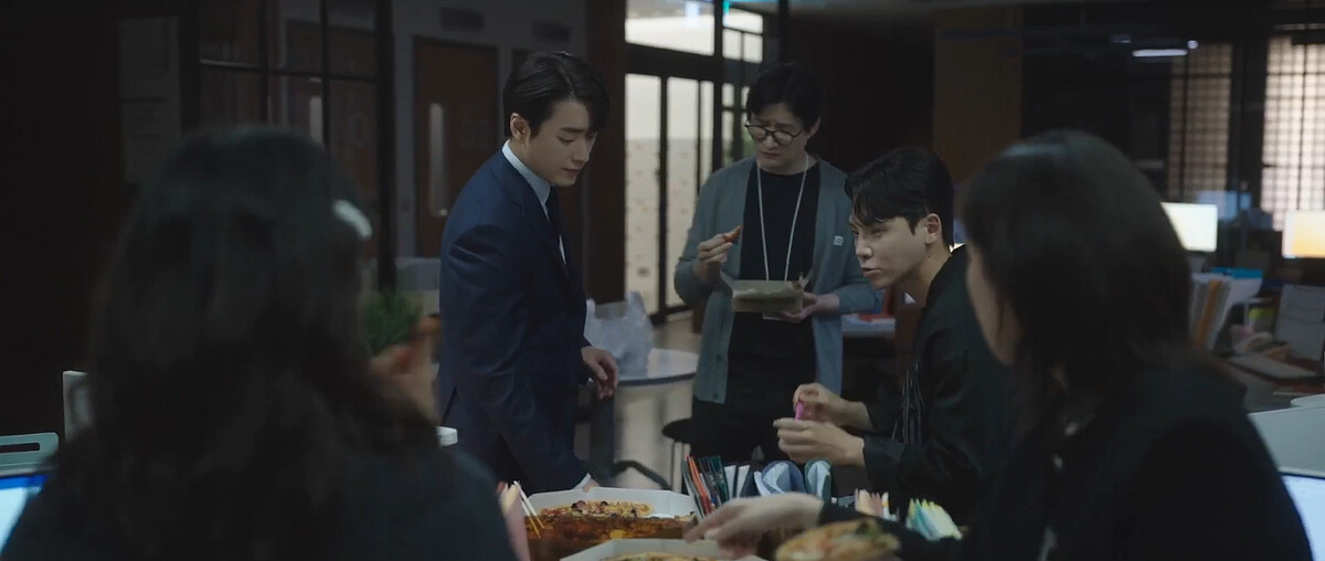 恩浩主動買晚餐給加班的同事，同事大讚恩浩有讀心術