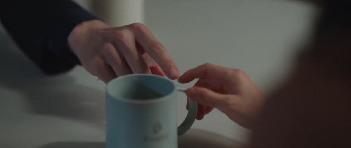 恩浩真的很會撩，輕輕觸碰智允被紙割傷的食指，提醒她要照顧自己